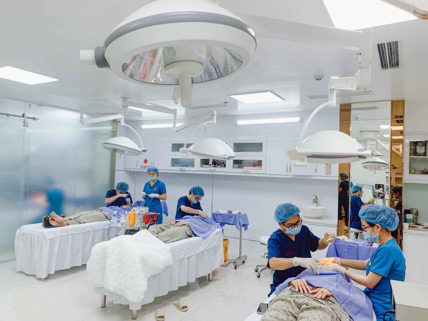 Không khí làm việc tại phòng tiểu phẫu Viện thẩm mỹ Xuân Hương 