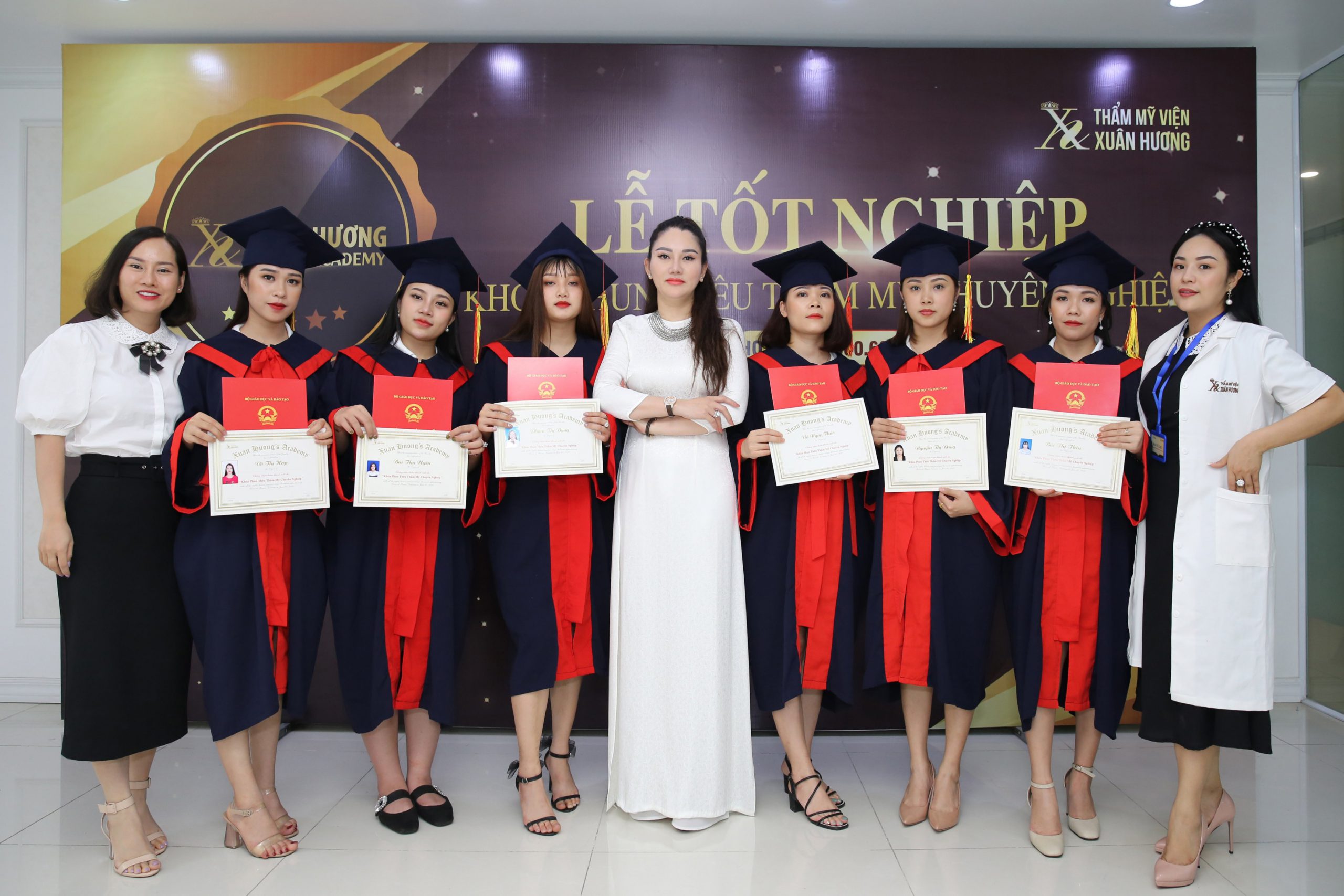 Đội ngũ giảng viên TMV Xuân Hương chia tay lứa học trò cũ