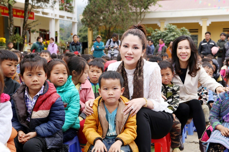 chia sẻ yêu thương với các em bé tại Lào Cai