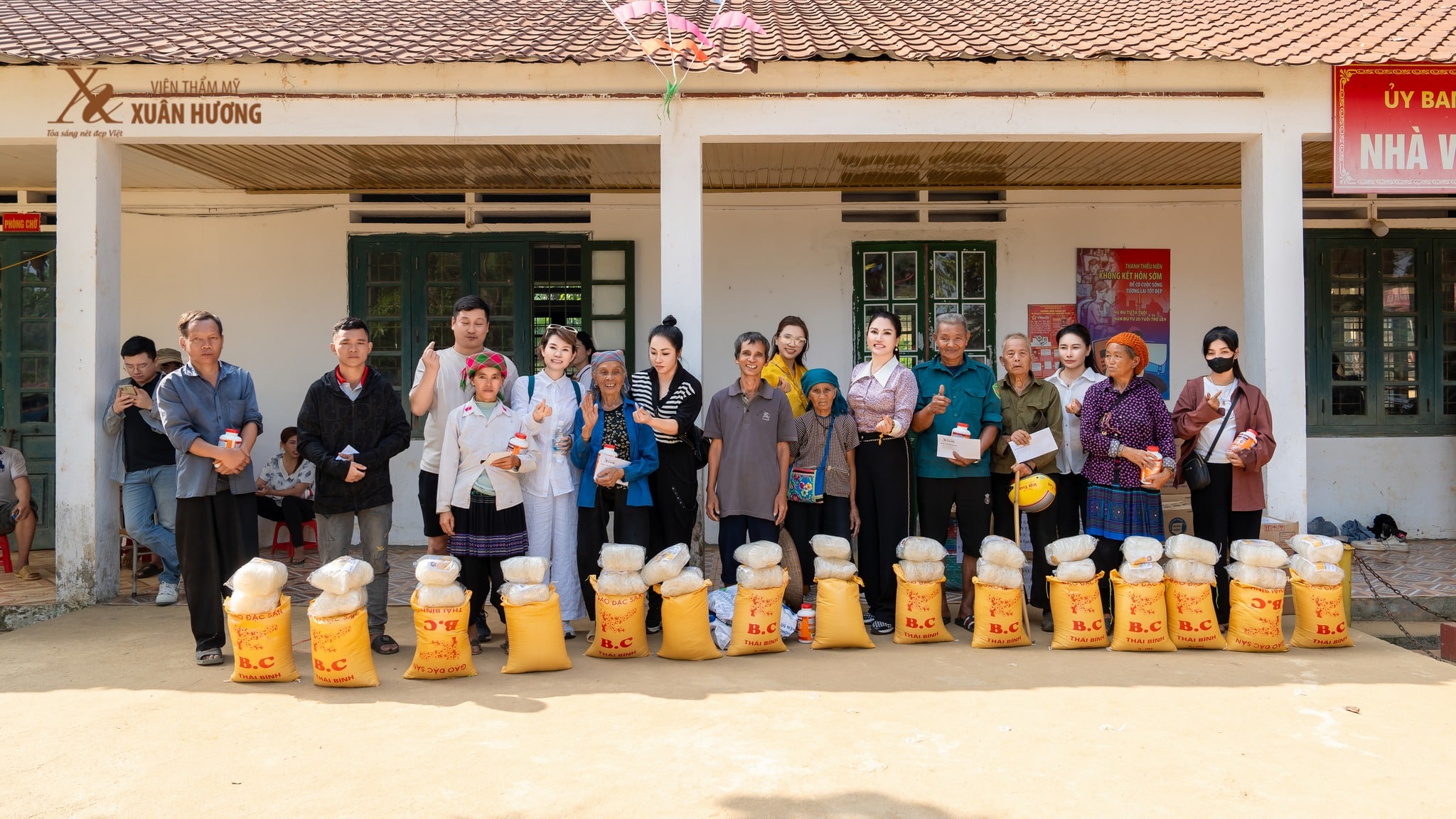 trao quà cho người dân gặp khó khăn