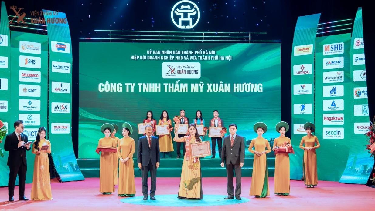 chủ tịch Xuân Hương nhận bằng khen