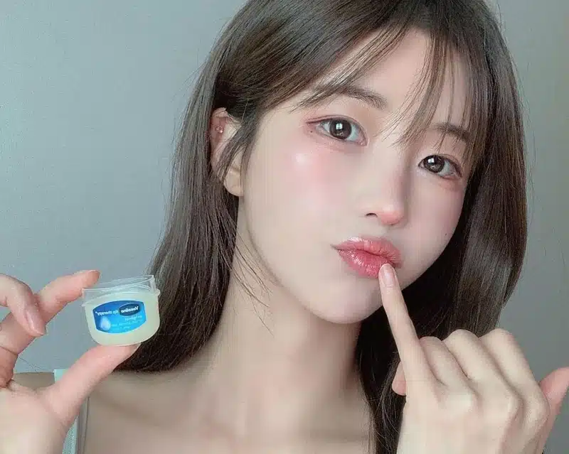 bôi vaseline sau khi phun môi