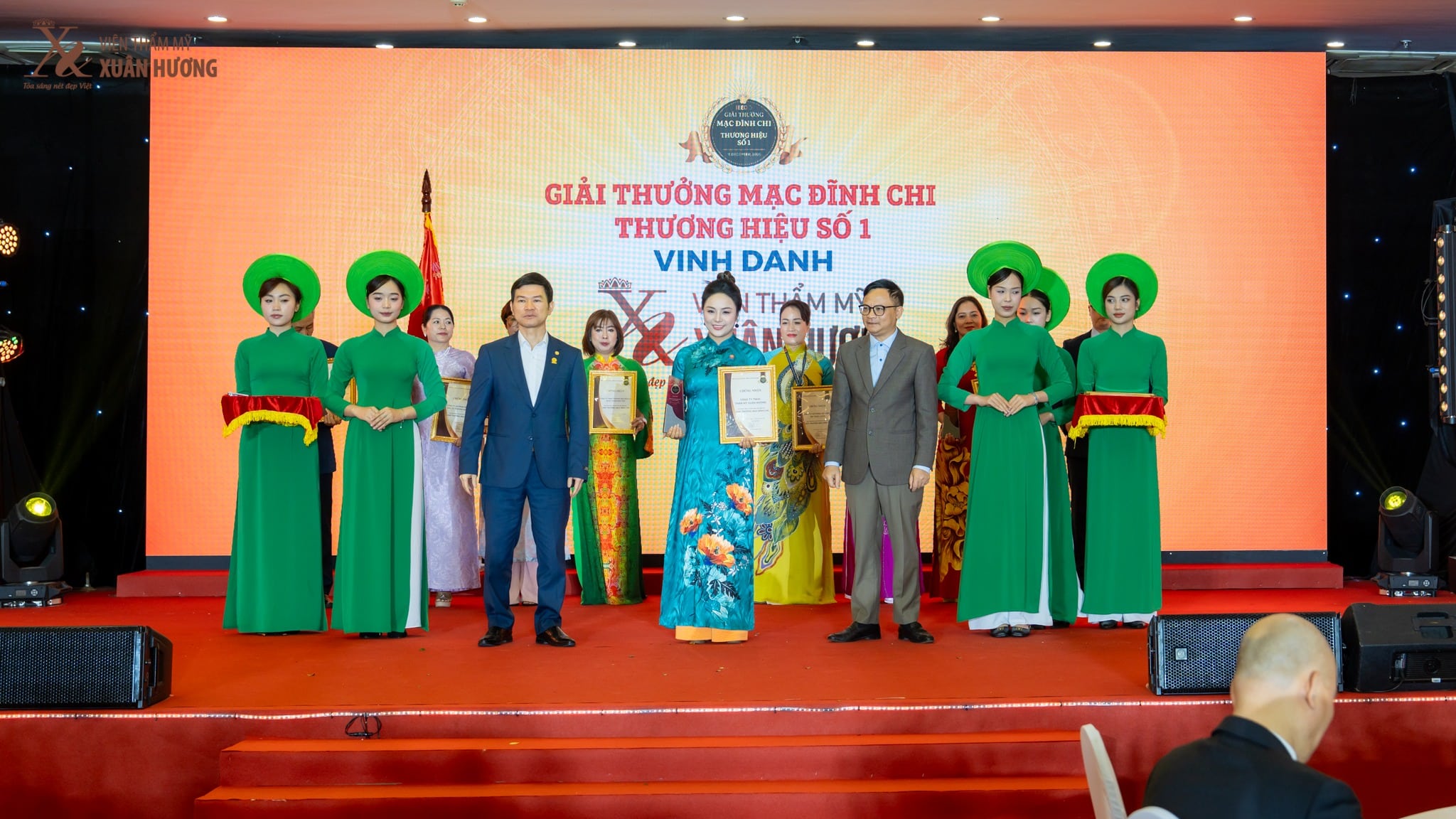 Viện Thẩm Mỹ Xuân Hương nhận khen thưởng