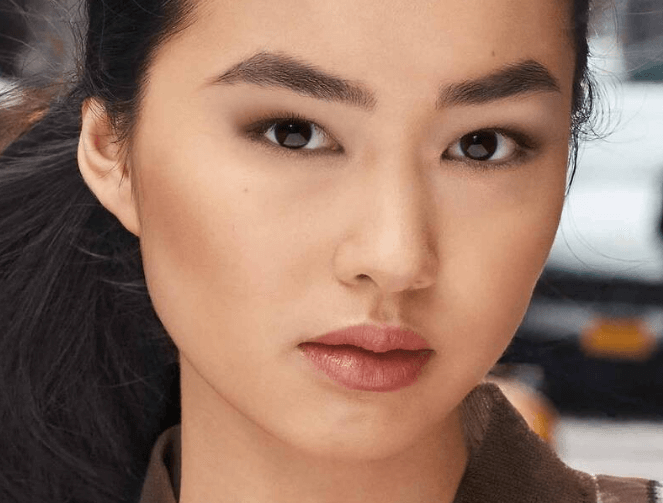 Lông mày hình tam giác (phần giữa nhọn lên)