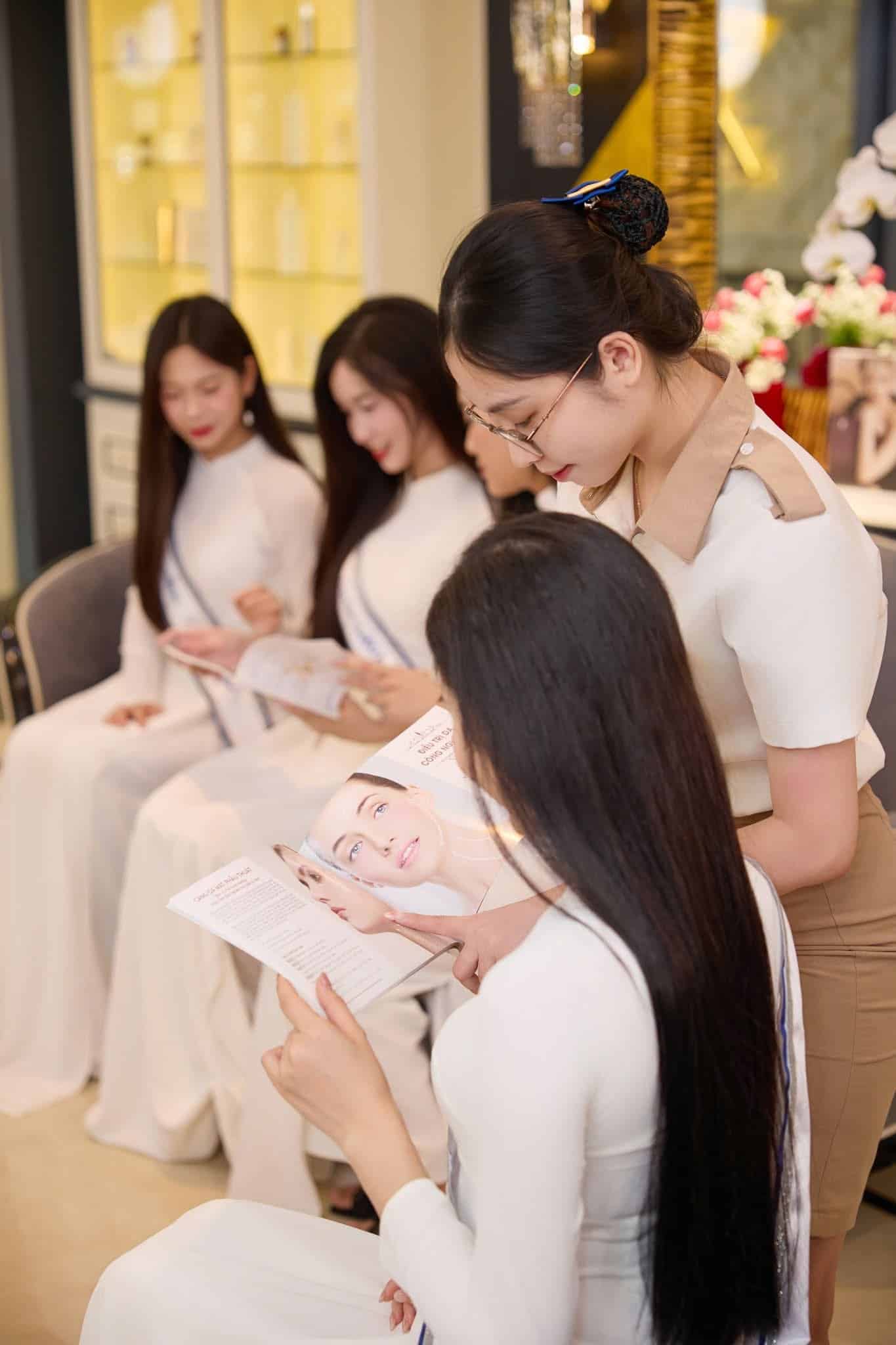 buổi trải nghiệm của thí sinh hoa hậu sinh viên tại Xuân Hương