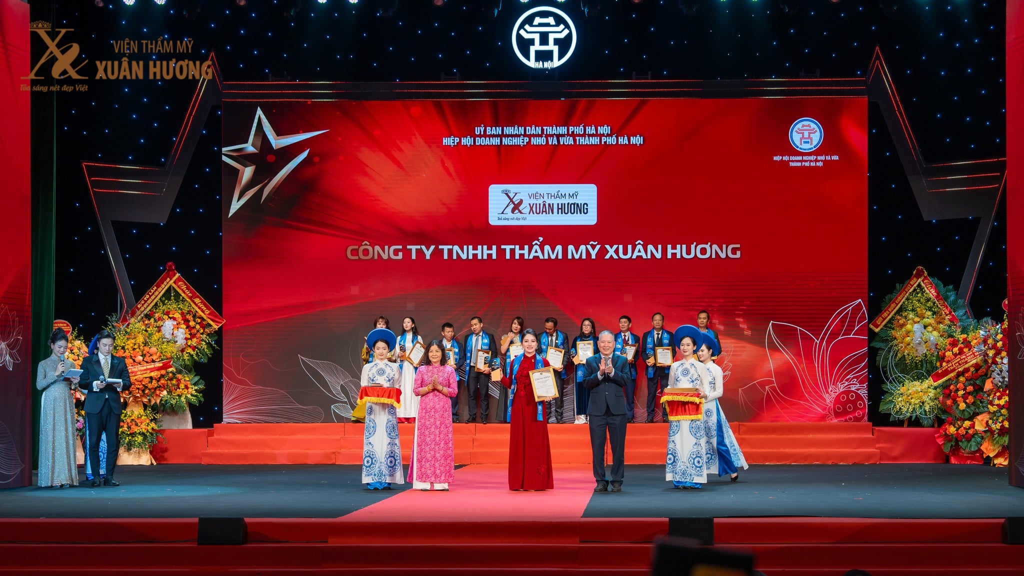 chủ tịch Xuân Hương lên nhận bằng khen