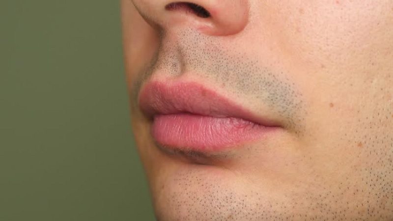 phun môi khử thâm cho nam giới