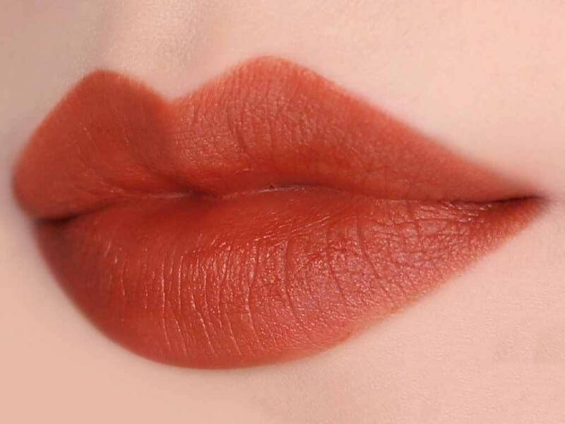 môi màu cam đất sau khi phun