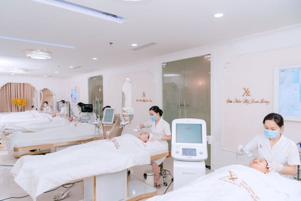 khách hàng làm đẹp tại Xuân Hương